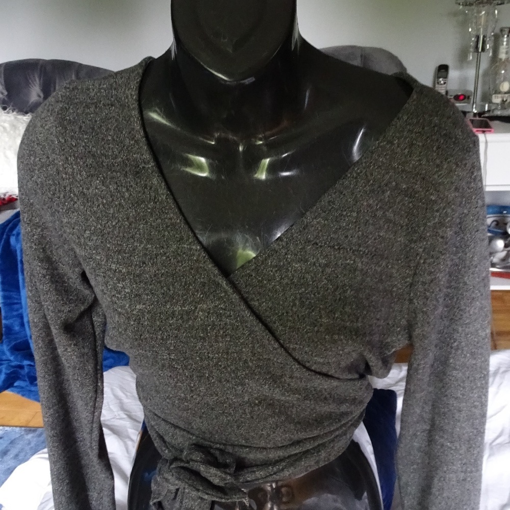 NO COMMENT NY.LA CROPPED LIGHTWEIGHT SWEATER